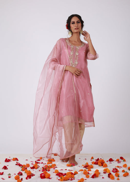 Model wearing That Romeo’s rose gold organza kurta set with embroidered neckline, sheer dupatta, and gold pants from the Roobroo Collection.