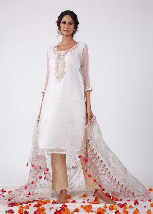 Model wearing That Romeo’s Roobroo white organza straight kurta set with hand embroidery and block-printed dupatta, styled for a festive celebration.