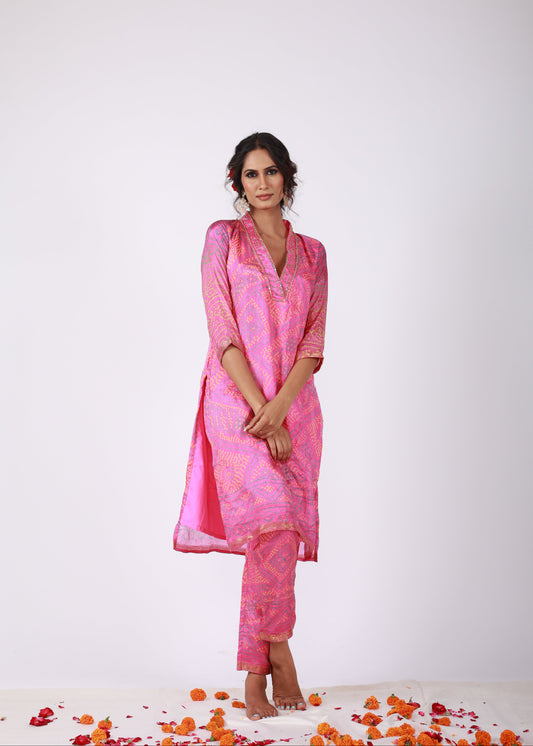 Model wearing the Roobroo pink semi-silk Bandhani kurta set with embellished neckline and matching pants – a vibrant statement piece from That Romeo’s Roobroo Collection.
