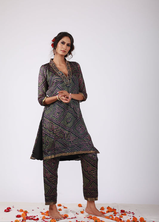 Model wearing the Roobroo black semi-silk kurta set with all-over Bandhani print, embellished neckline, and matching pants – from That Romeo’s Roobroo Collection.
