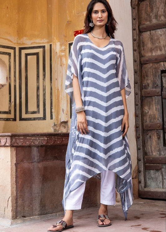 Model wearing the Nagdamani grey chiffon Leheriya kaftan with asymmetrical hem and inner slip – a graceful fusion of heritage and minimalism from That Romeo’s Rangisaa Collection.