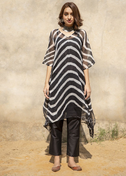 Model wearing the Mokosh long Bandhani kaftan in semi-silk with asymmetrical hemline, paired with black cotton silk pants – a handcrafted statement from That Romeo’s Rangisaa Collection.
