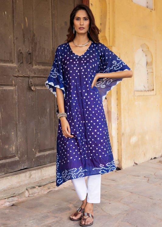 Model wearing the Neel Kamal navy blue Bandhani semi-silk kaftan with inner slip – a graceful festive piece from That Romeo’s Rangisaa Collection, featuring traditional Indian craft.
