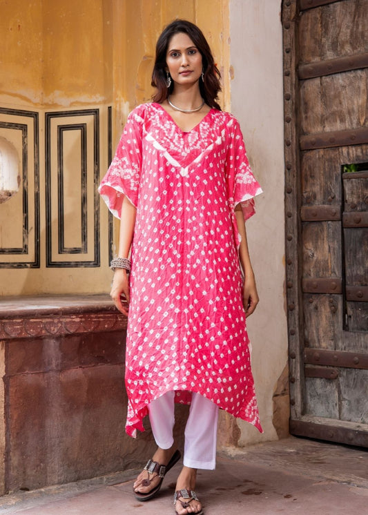 Model wearing the Nelum blush pink Bandhani semi-silk kaftan with an asymmetrical hemline and inner slip – a soft, cultural piece from That Romeo’s Rangisaa Collection.
