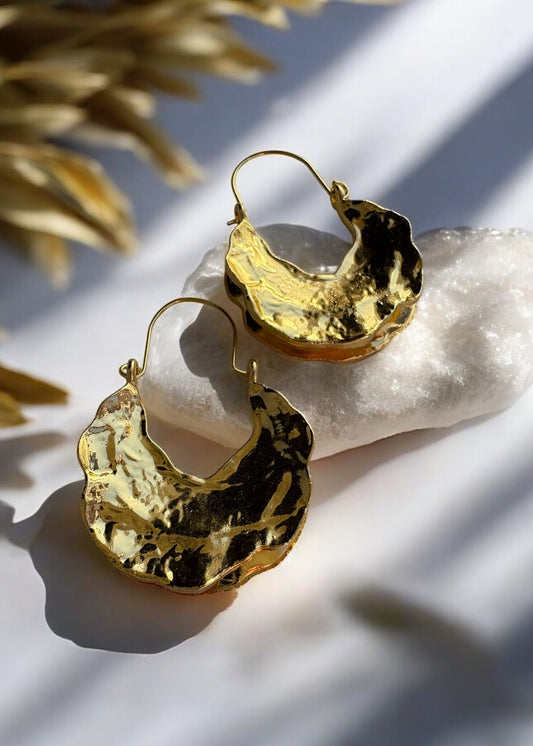Aangan Sculpted Crescent Brass Hoop Earrings – That Romeo