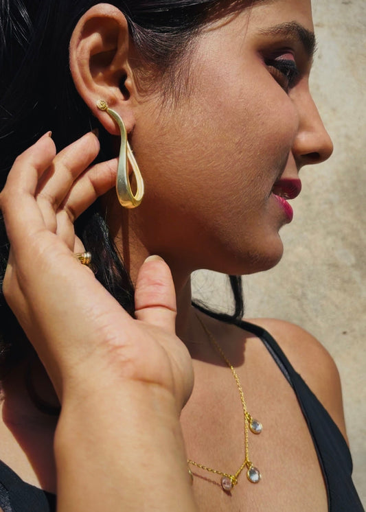 Mira Drop Sculptural Brass Hoop Earrings – That Romeo