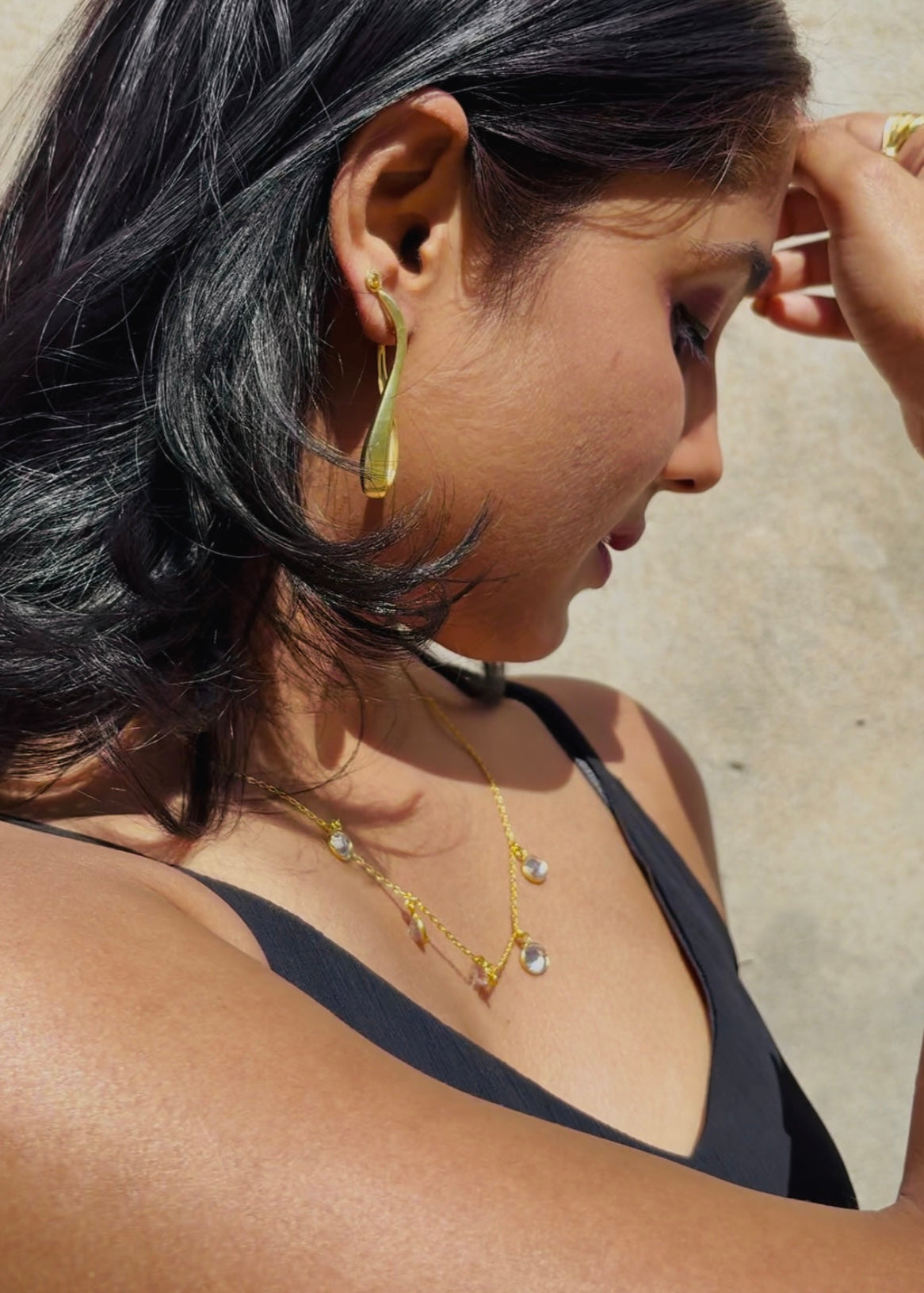 Mira Drop Sculptural Brass Hoop Earrings – That Romeo